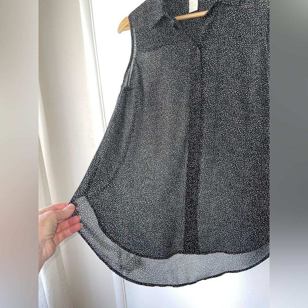 NWOT H&M Sleeveless Buttondown Blouse
